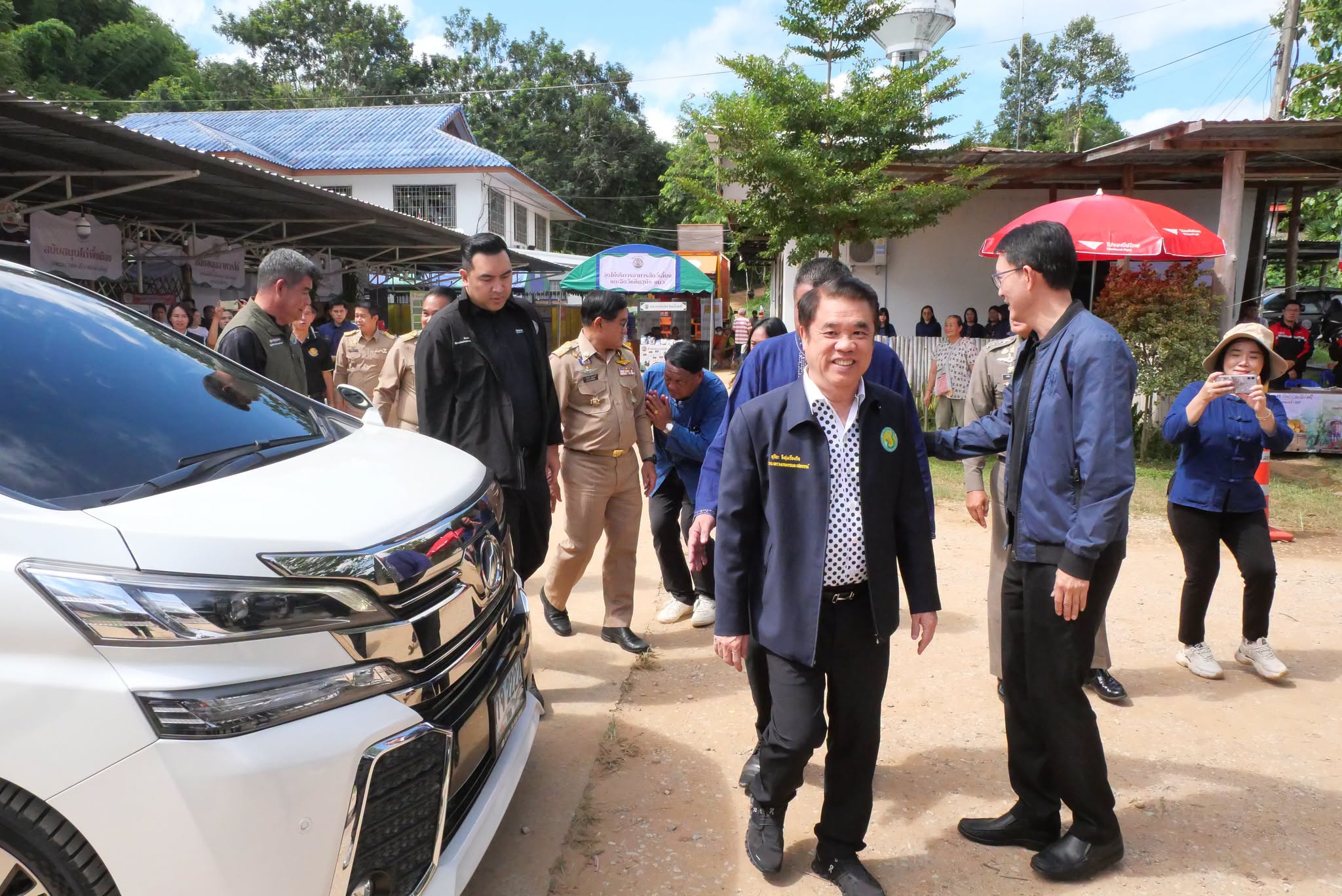 title - รมว.กษ. นำทีมลงพื้นที่ตรวจราชการ พร้อมมอบโฉนดเพื่อการเกษตร ส.ป.ก.เลย กว่า 6 พันไร่